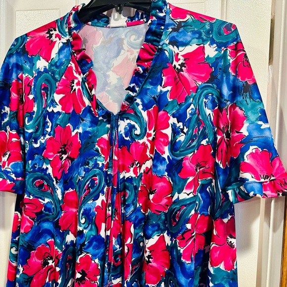 CLEARANCE! Vintage regal floral print lounging coat. A beautiful robe. - Picture 4 of 6